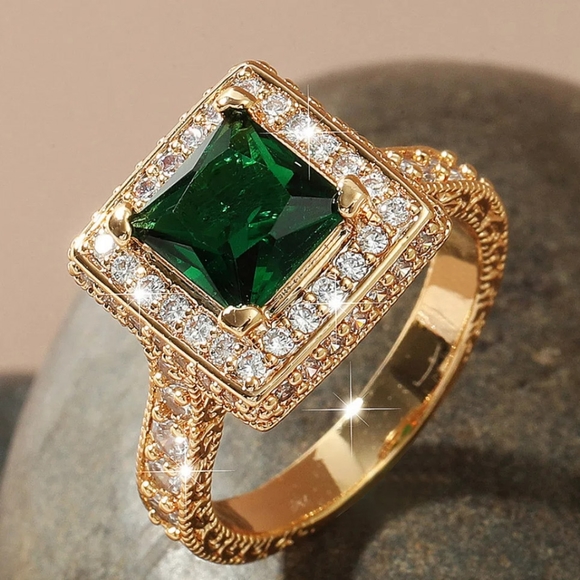🎀18k Princess Emerald Diamond Halo Ring - Picture 7 of 7